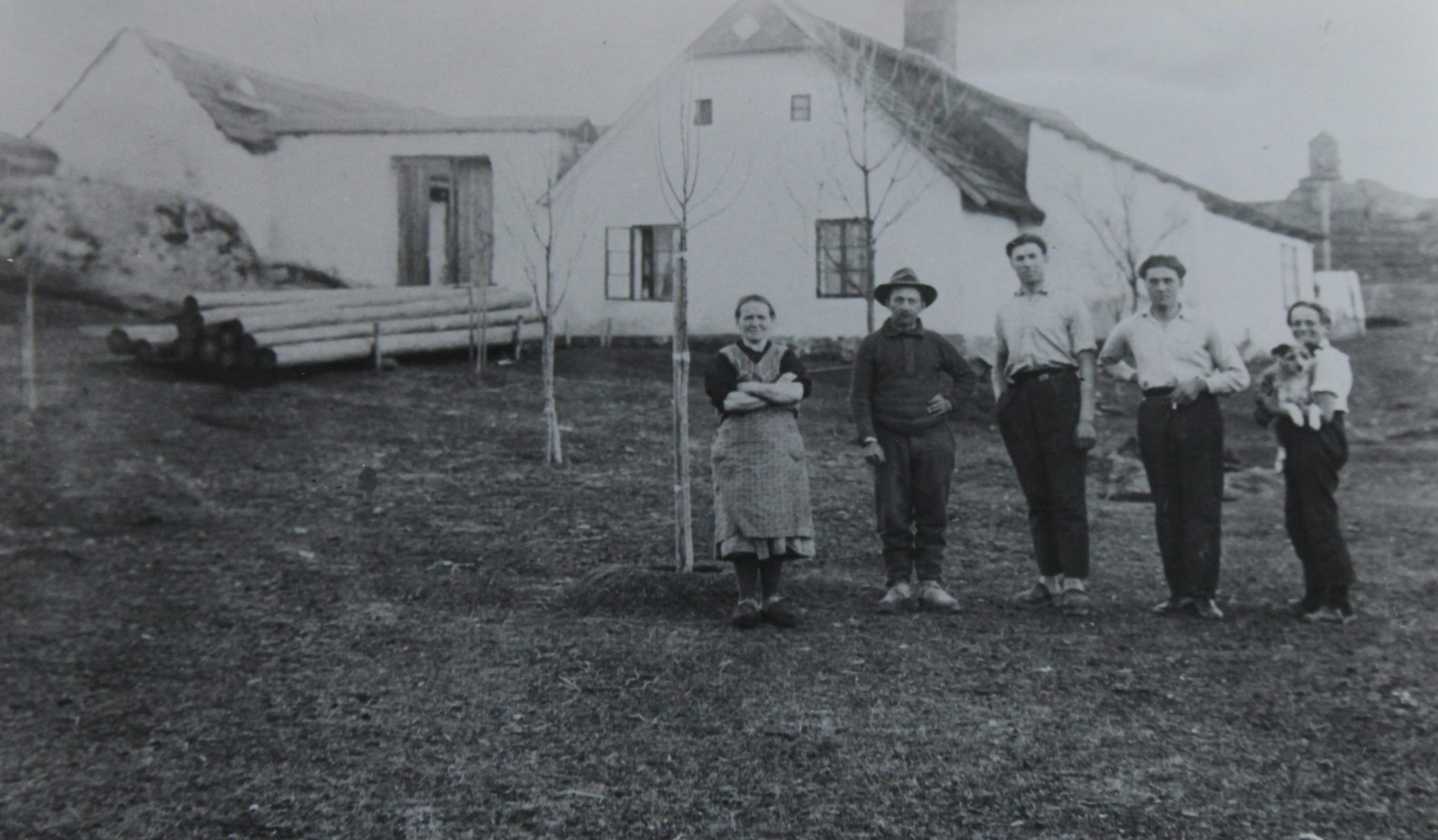 Familie vor ihrem Haus in Aalfang